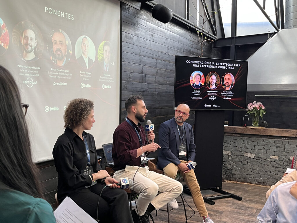 Panel corporativo con pantalla, micrófonos y operación técnica en People Connect