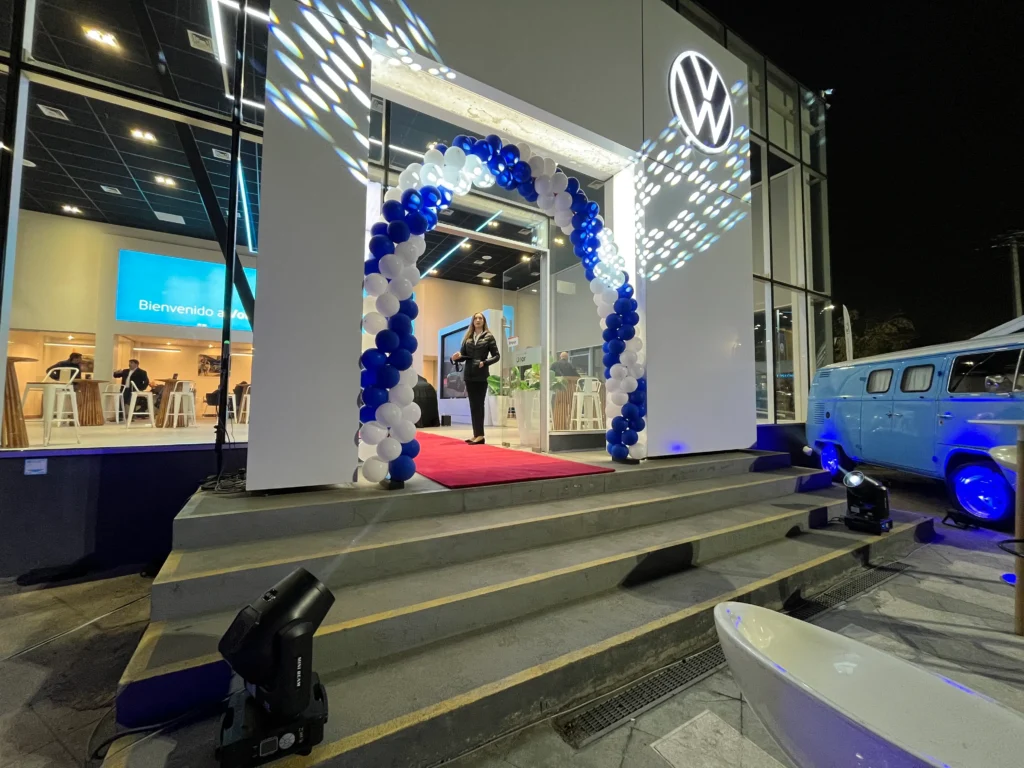 Acceso iluminado y montaje técnico para evento corporativo Volkswagen